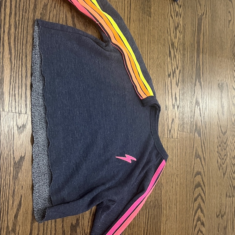 BOLT EMBROIDERY CLASSIC CROPPED CREW SWEATSHIRT - HEATHER NAVY // NEON STRIPES